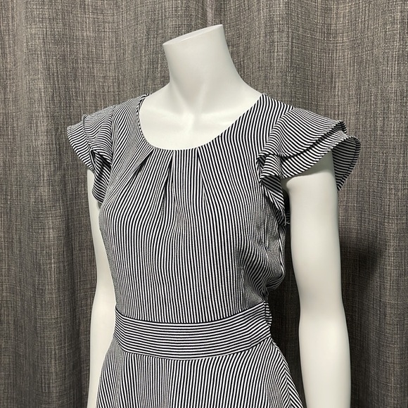 NWOT Monteau Textured Striped Ruffle Short Sleeve Peplum Top M Juniors - Picture 4 of 10